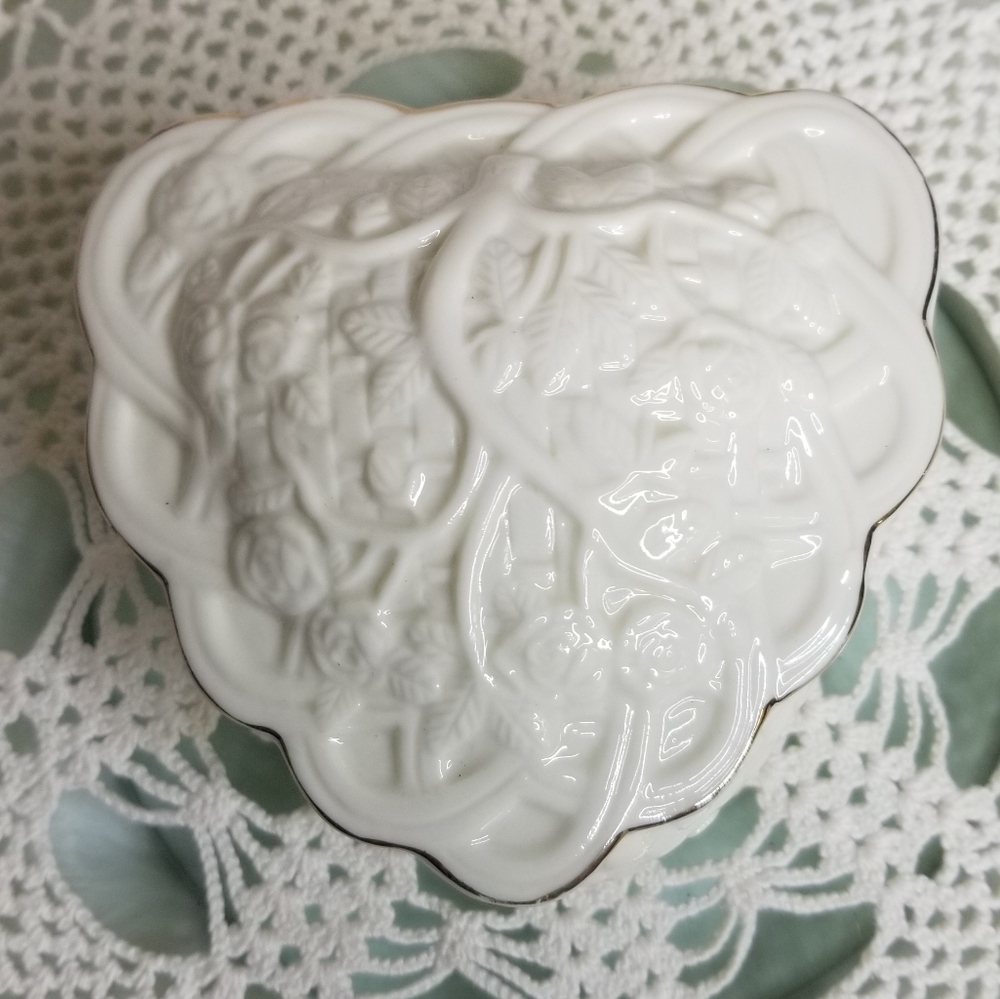 Hampton Genuine Porcelain Collection‎ Heart Shaped Floral Trinket 4.5" W